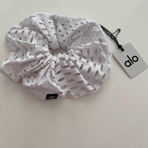 Alo Yoga Mesh Haute Summer Scrunchie – White (One Size) New NWT